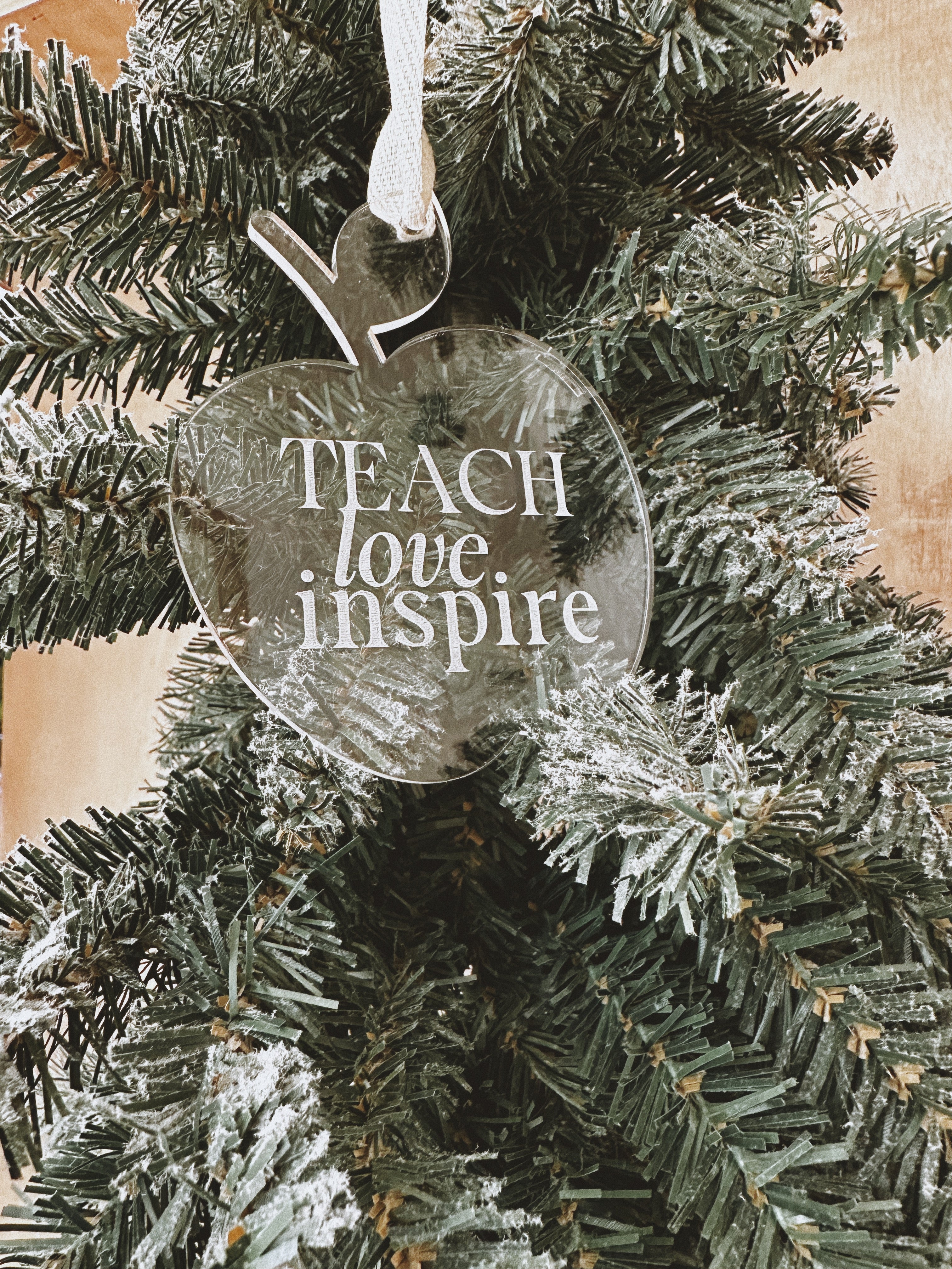 Best teacher ever ornament, teach love inspire gift tag, teachers Christmas gift, end of school year apple tag